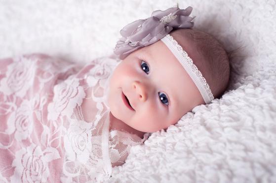 baby in rosa spitzendecke newbornfotografie