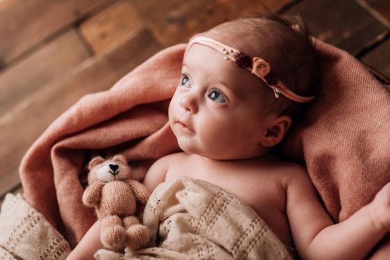 baby im korb fell rosa haarband schleife marktbreit kitzingen newborn babyfotografie