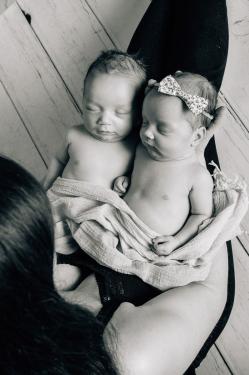 zwillinge auf schoß newborn