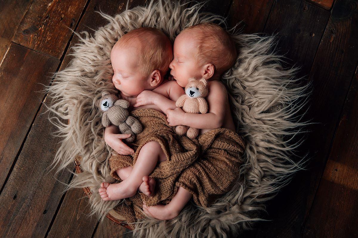 zwillinge studio ilona mueller newborn neugeborenen fotografie schlafend 