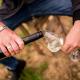 mann mit wein in der hand winzer fotos