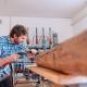 meister mit holz bearbeitung fotos werbung