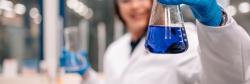 chemie glas kolben kontrolle werbe fotos