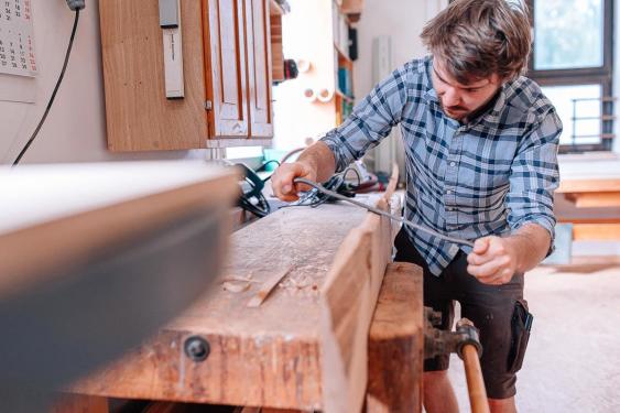industrie handwerk werbung mann mit holz