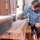 industrie handwerk werbung mann mit holz