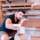 mann mit holz kontrolle werbeaufnahmen