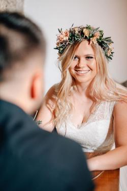 Hochzeitsfoto mit Blumenkranz