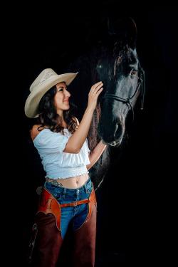 frau und pferd cowgirl hut jeans