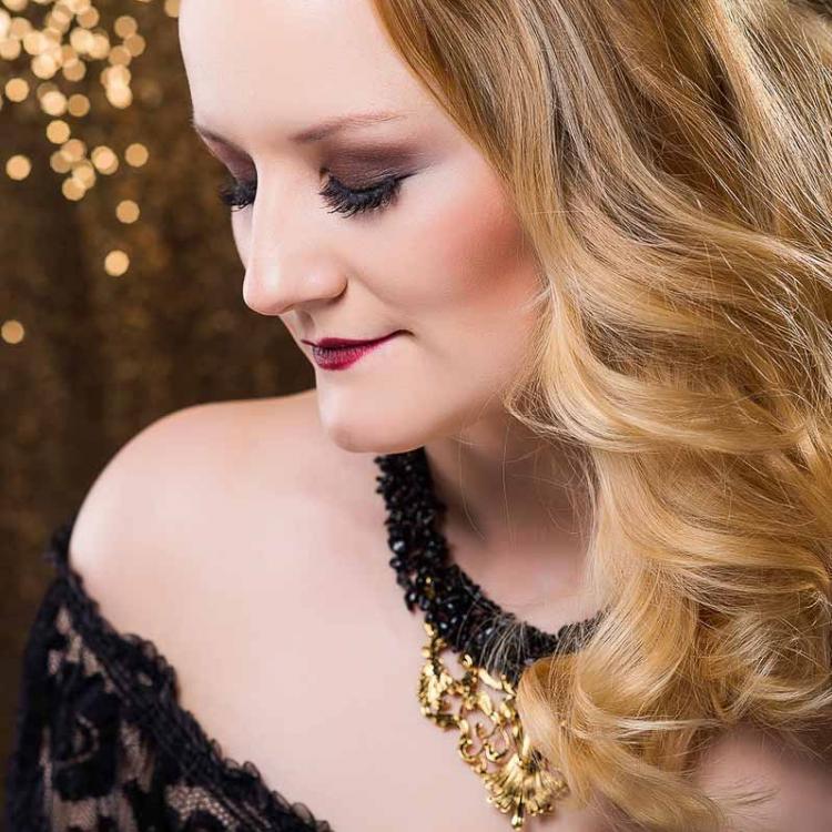 frauenportrait gold make up