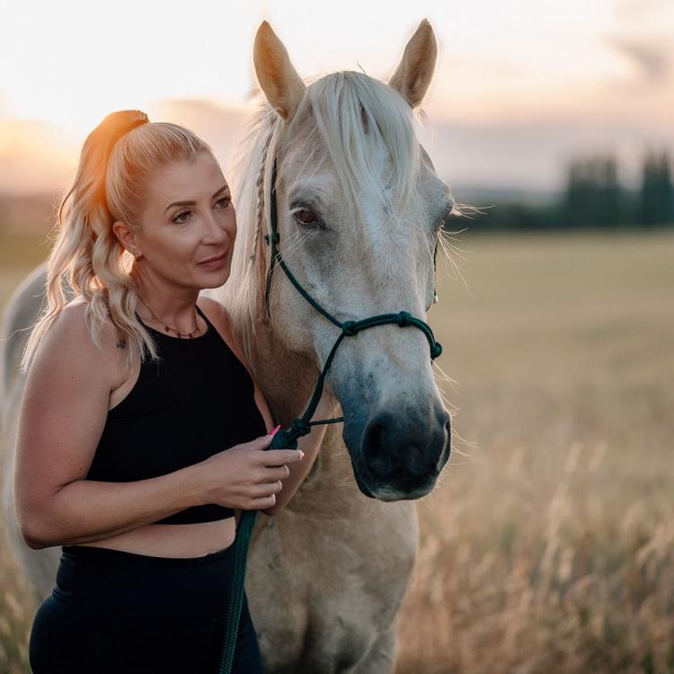 pferd sonnenuntergang frau pferdeshooting