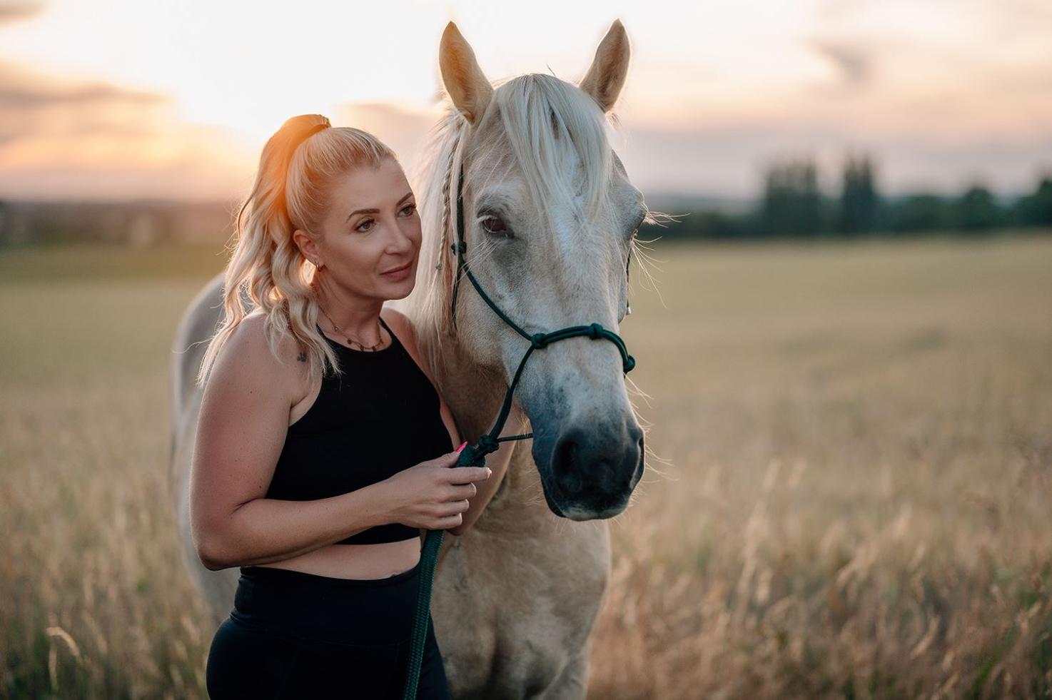 pferd sonnenuntergang frau pferdeshooting