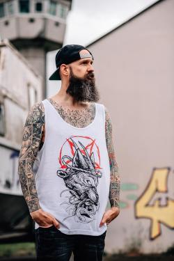 männerportrait mit tattoo baseballcap